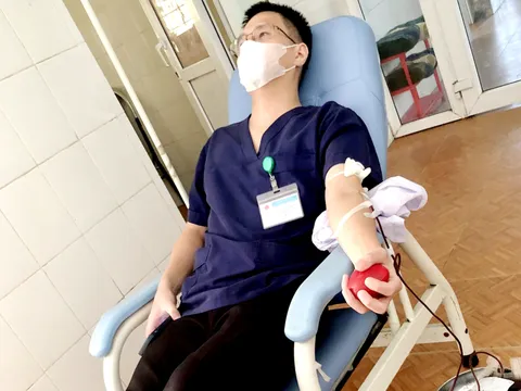 Các y bác sĩ hiến máu cứu sản phụ tự sinh con tại nhà
