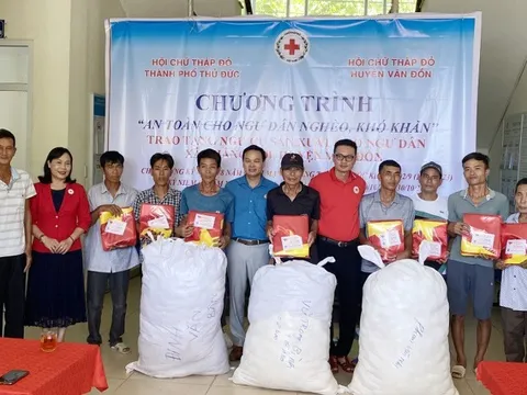 Quảng Ninh: Tặng cờ Tổ quốc và ngư cụ cho ngư dân huyện Vân Đồn