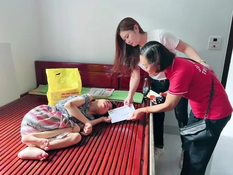 Hội Chữ thập đỏ thành phố Tam Điệp (Ninh Bình) thăm, tặng quà nạn nhân nhiễm chất độc da cam