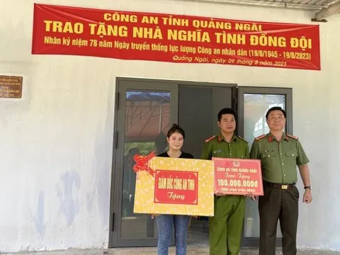Trao tặng nhà nghĩa tình đồng đội