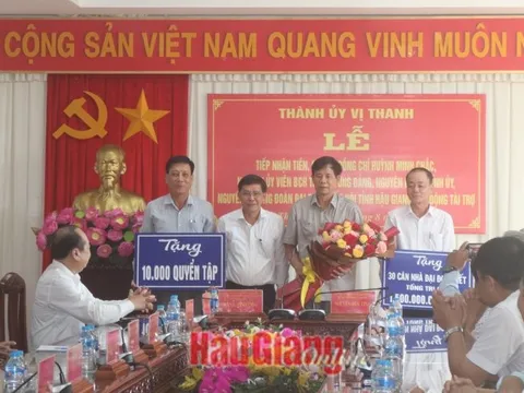 Hậu Giang: Trao tặng 30 căn nhà “Đại đoàn kết” và 10.000 quyển tập học sinh
