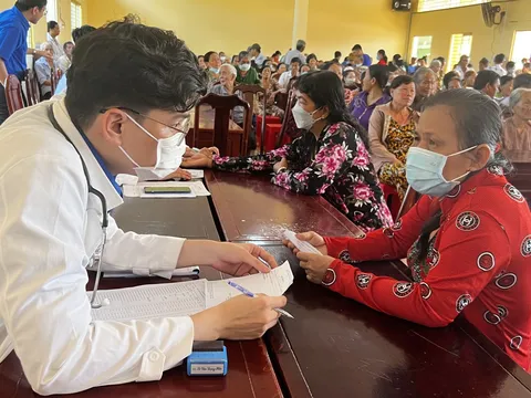 Khám bệnh, cấp phát thuốc miễn phí và tặng quà gia đình chính sách, trẻ em có hoàn cảnh khó khăn