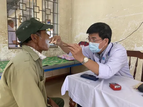 Vượt gần 1.000 km để khám bệnh miễn phí cho người dân vùng cao