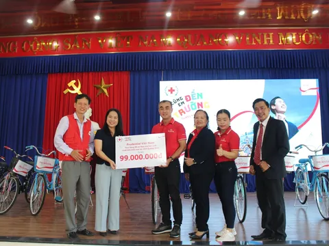 Trao tặng 66 xe đạp cho học sinh vượt khó