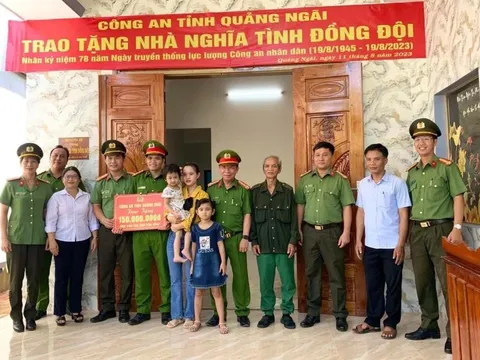 Quảng Ngãi: Trao tặng nhà Nghĩa tình đồng đội cho 2 cán bộ Công an xã vùng cao Trà Bồng