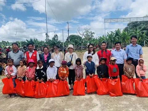 Trao gần 2.500 suất quà cho người nghèo, trẻ em khó khăn Gia Lai