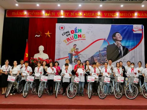 Chương trình “Cùng em đến trường” mang đến cho học sinh nghèo món quà ý nghĩa