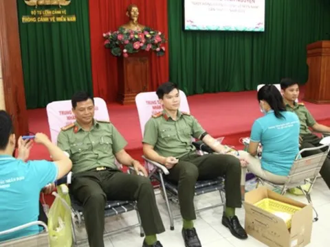 Cán bộ chiến sỹ Phòng Cảnh vệ miền Nam hiến máu cứu người