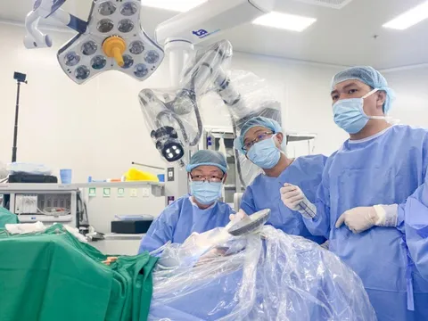 Thần kỳ chuyện bệnh nhân ca hát được cùng bác sĩ khi Robot đang mổ lấy u não