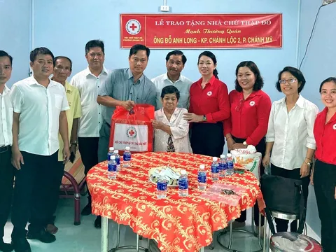Hội Chữ thập đỏ TP.Thủ Dầu Một: Trao Nhà Chữ thập đỏ cho người dân khó khăn