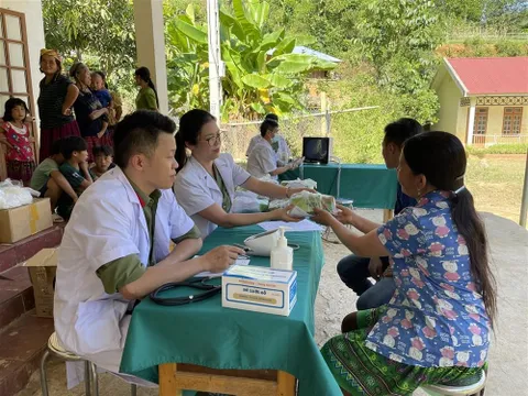 Công an tỉnh Sơn La thăm khám, cấp phát thuốc cho đồng bào biên giới Tân Xuân