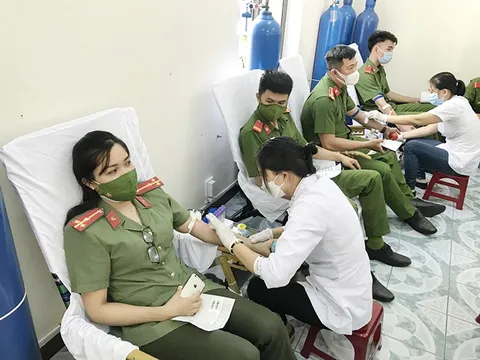 220 CBCS Công an Phú Yên hiến máu cứu người bệnh