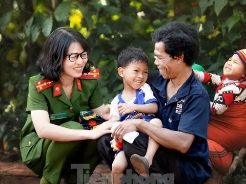 Những nữ chiến sĩ công an mang hơi ấm đến với trẻ mồ côi