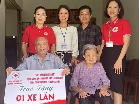 Hội Chữ thập đỏ thành phố Yên Bái tặng 3 xe lăn cho người có công