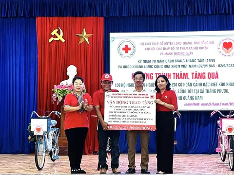 Hội Chữ thập đỏ tỉnh Đồng Nai tặng quà người dân và trẻ em Hiệp Đức