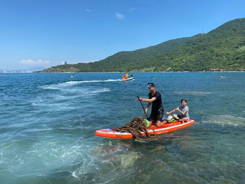 Lặn nhặt rác "giải cứu" san hô