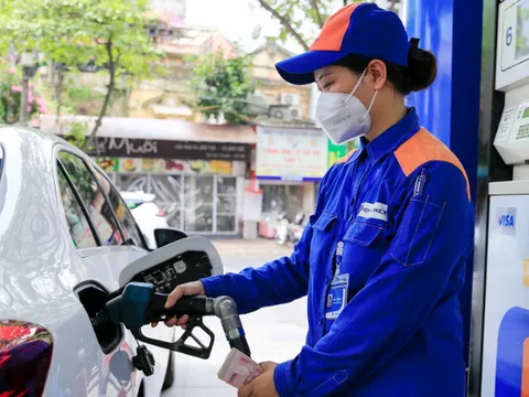 Giá xăng tiếp tục tăng, vượt 24.000 đồng/lít