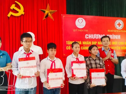 Thái Bình: Hội Chữ thập đỏ huyện Đông Hưng trao quà cho học sinh có hoàn cảnh khó khăn