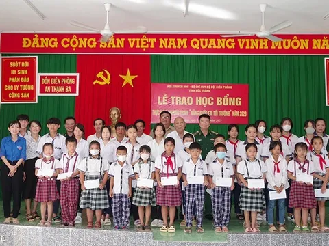 Trao 200 suất học bổng cho học sinh nghèo khu vực biên giới biển