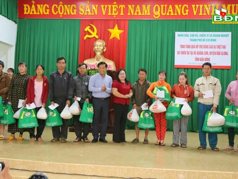 TP Hồ Chí Minh tặng quà cho người dân bị thiệt hại do thiên tai ở Đắk Nông