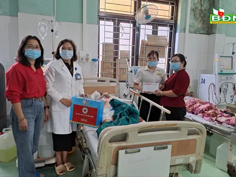 Hội Chữ thập đỏ tỉnh Đắk Nông hỗ trợ 2 bệnh nhân có hoàn cảnh khó khăn