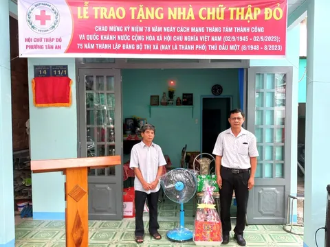 Bàn giao nhà chữ thập đỏ cho hộ dân khó khăn