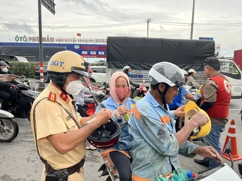 Cảnh sát giao thông tặng mũ bảo hiểm, nước cho người dân về quê nghỉ lễ Quốc khánh
