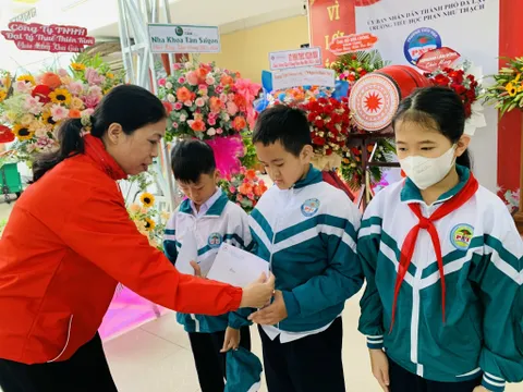 Lâm đồng: Hội Chữ thập đỏ tỉnh trao tặng 40 suất học bổng nhân dịp khai giảng