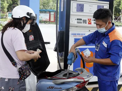 Xăng tăng giá lần thứ 6 liên tiếp, chạm ngưỡng 25.000 đồng/lít