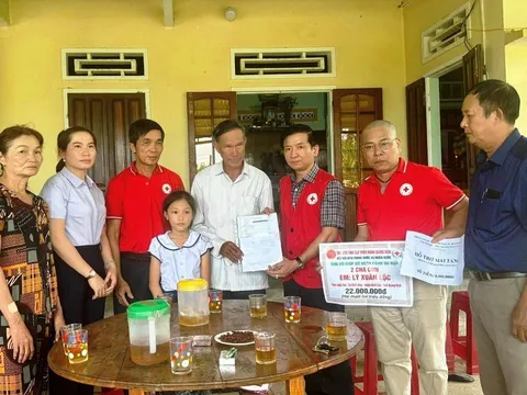 Trao sổ tiết kiệm 32 triệu đồng hỗ trợ gia đình hai cha con tử vong trên đường đến trường