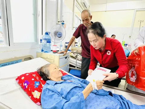 Hội Chữ thập đỏ tỉnh Bình Dương trao hỗ trợ chi phí cho 3 bệnh nhân khó khăn