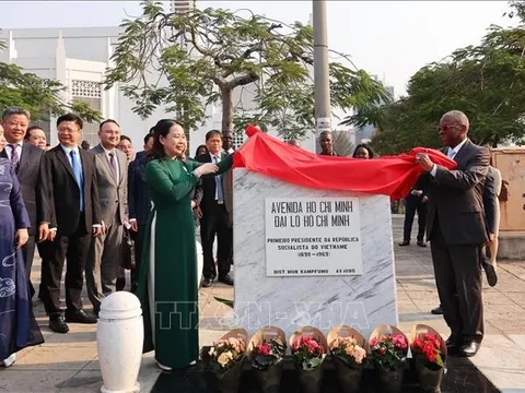 Phó Chủ tịch nước Võ Thị Ánh Xuân dự lễ khai trương biển tên mới và dâng hoa tại Đại lộ Hồ Chí Minh