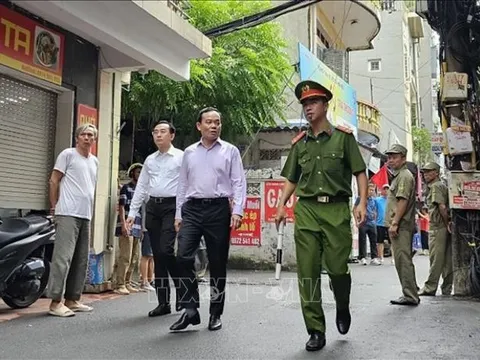 Phó Thủ tướng Trần Lưu Quang đến hiện trường chỉ đạo khắc phục hậu quả vụ cháy chung cư mini ở Thanh Xuân