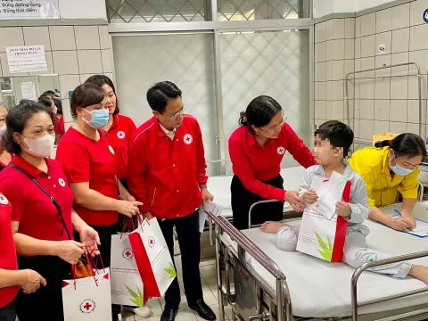 Các cấp Hội Chữ thập đỏ thành phố Hà Nội động viên gia đình các nạn nhân trong vụ cháy chung cư mini