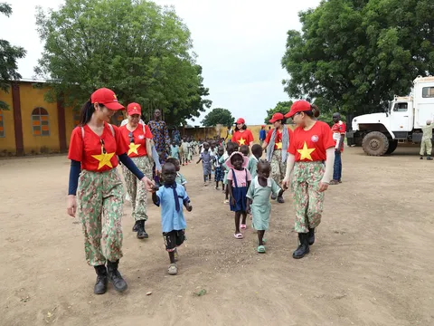 Lính mũ nồi xanh Việt Nam mang 'điều kỳ diệu' đến với trẻ em châu Phi