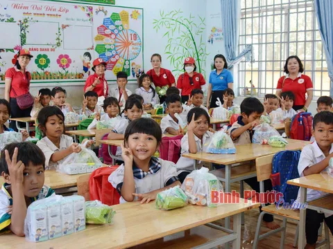 Khám bệnh, tặng quà, trao nhà Chữ thập đỏ và tiếp sức học sinh đến trường