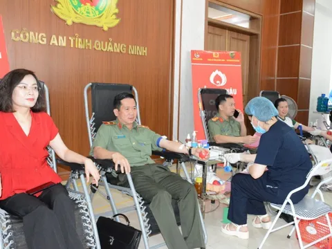 Thiếu tướng Đinh Văn Nơi cùng hơn 200 chiến sĩ, đoàn viên hiến máu