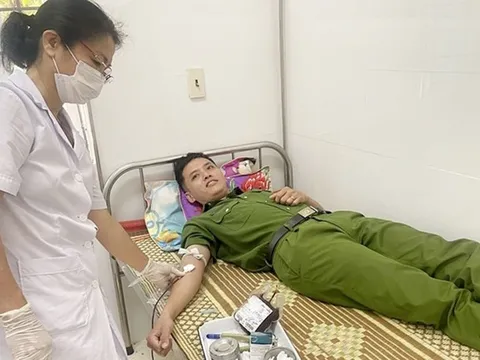2 đại úy công an phường hiến máu cứu người
