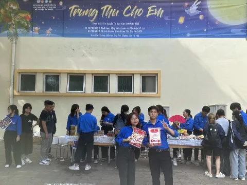 “Trung Thu Cho Em 2023”: Chuyến xe trở về tuổi thơ cùng Đội Sinh viên Tình nguyện Trường Đại học Kinh tế Quốc dân