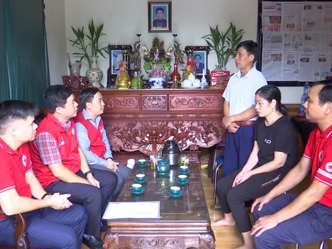 Hội Chữ thập đỏ Bắc Ninh thăm gia đình các nạn nhân trong vụ cháy chung cư mini ở Hà Nội