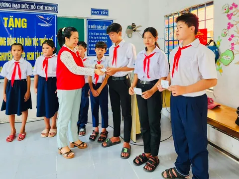 Trao tặng 123 thẻ bảo hiểm y tế cho học sinh