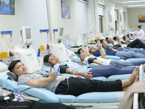 Nhiều người dân lội nước đi hiến máu