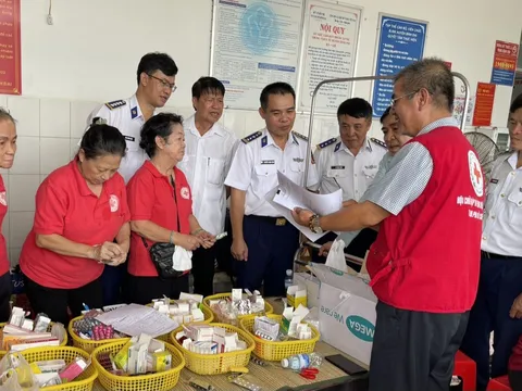 Cảnh sát biển đồng hành cùng ngư dân tỉnh Bến Tre