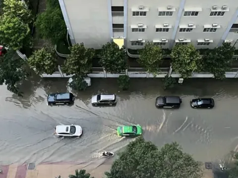 Mưa lớn kết hợp triều cường khiến Thành phố Hồ Chí Minh ngập nặng