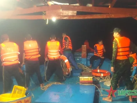 Bộ đội Biên phòng cứu 15 ngư dân gặp nạn trên biển Cà Mau