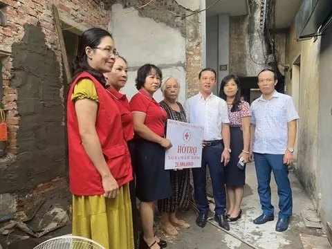 Hà Nội: Món quà ý nghĩa của Hội Chữ thập đỏ quận Hoàng Mai