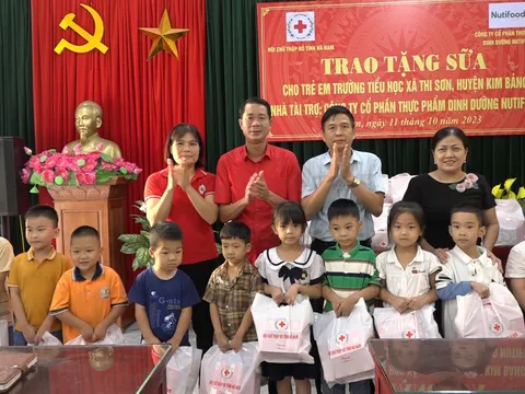 Hội chữ thập đỏ tỉnh Hà Nam tặng sữa cho học sinh hoàn cảnh khó khăn