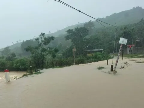 Miền Trung mưa trắng trời, hàng nghìn học sinh nghỉ học