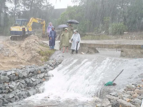 Thừa Thiên - Huế: Khẩn trương ứng phó với mưa lũ, khắc phục sạt lở ven biển