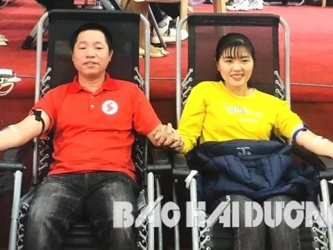 Đôi vợ chồng tích cực tham gia hiến máu tình nguyện